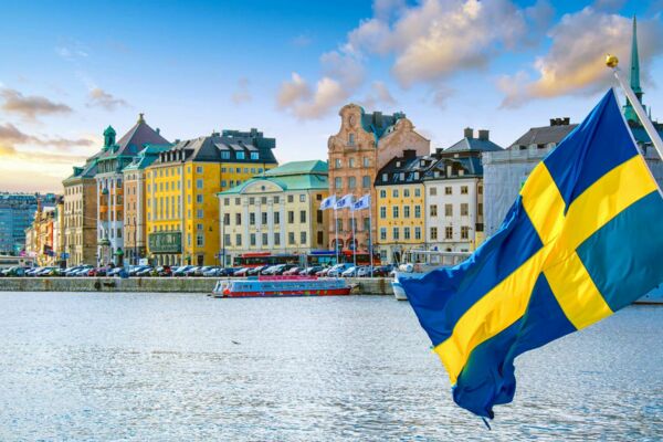 Panoramaansicht von Stockholm mit der schwedischen Flagge im Vordergrund