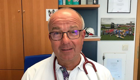 Das Foto zeigt Dr. Heinz Ebbinghaus, Facharzt für Allgemeinmedizin, Chirurgie, Chirotherapie, Phlebologie, Notfallmedizin und Palliativmedizin in Soest.