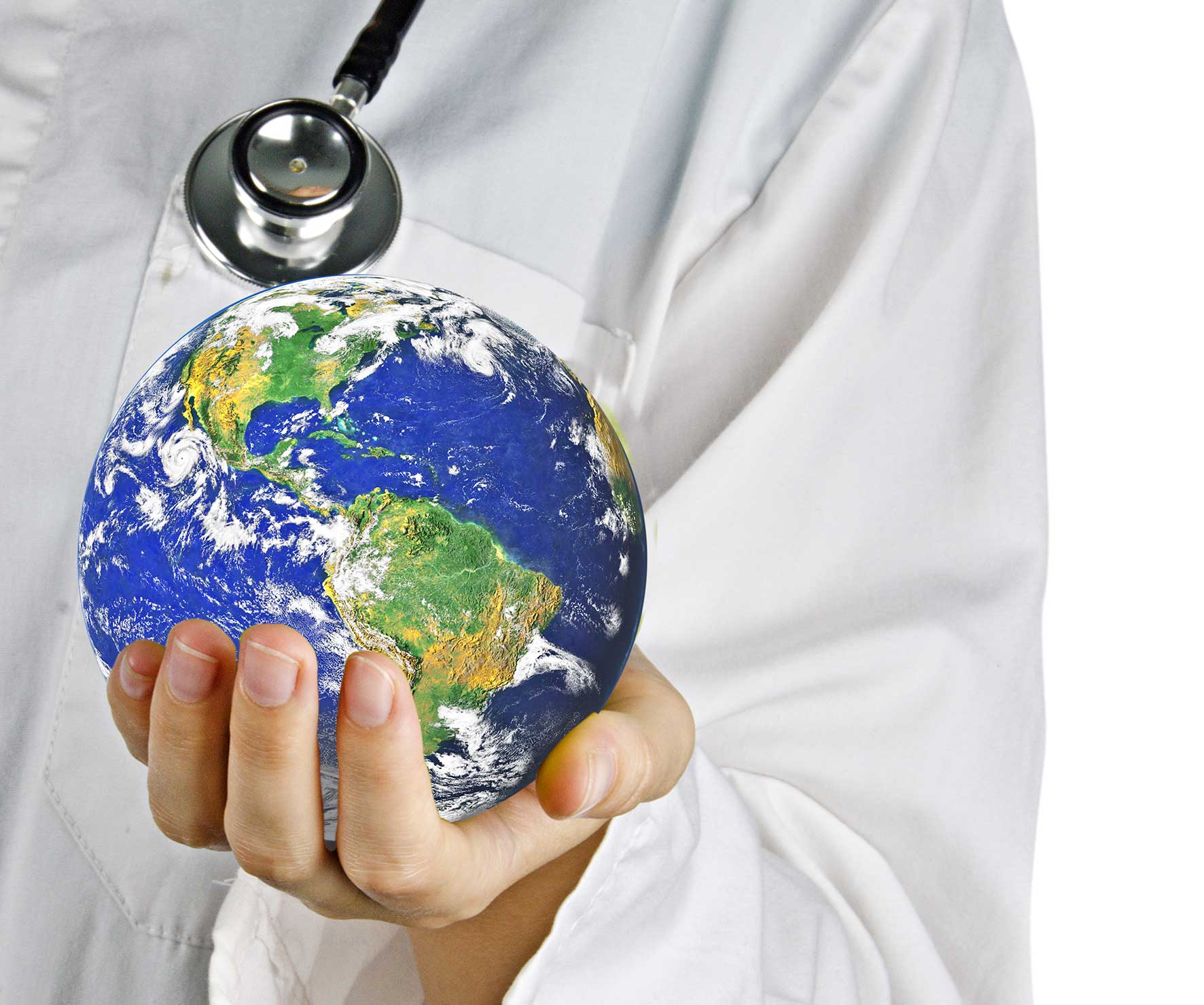 Das Foto zeigt einen Arzt, der die Weltkugel in seiner Hand hält.