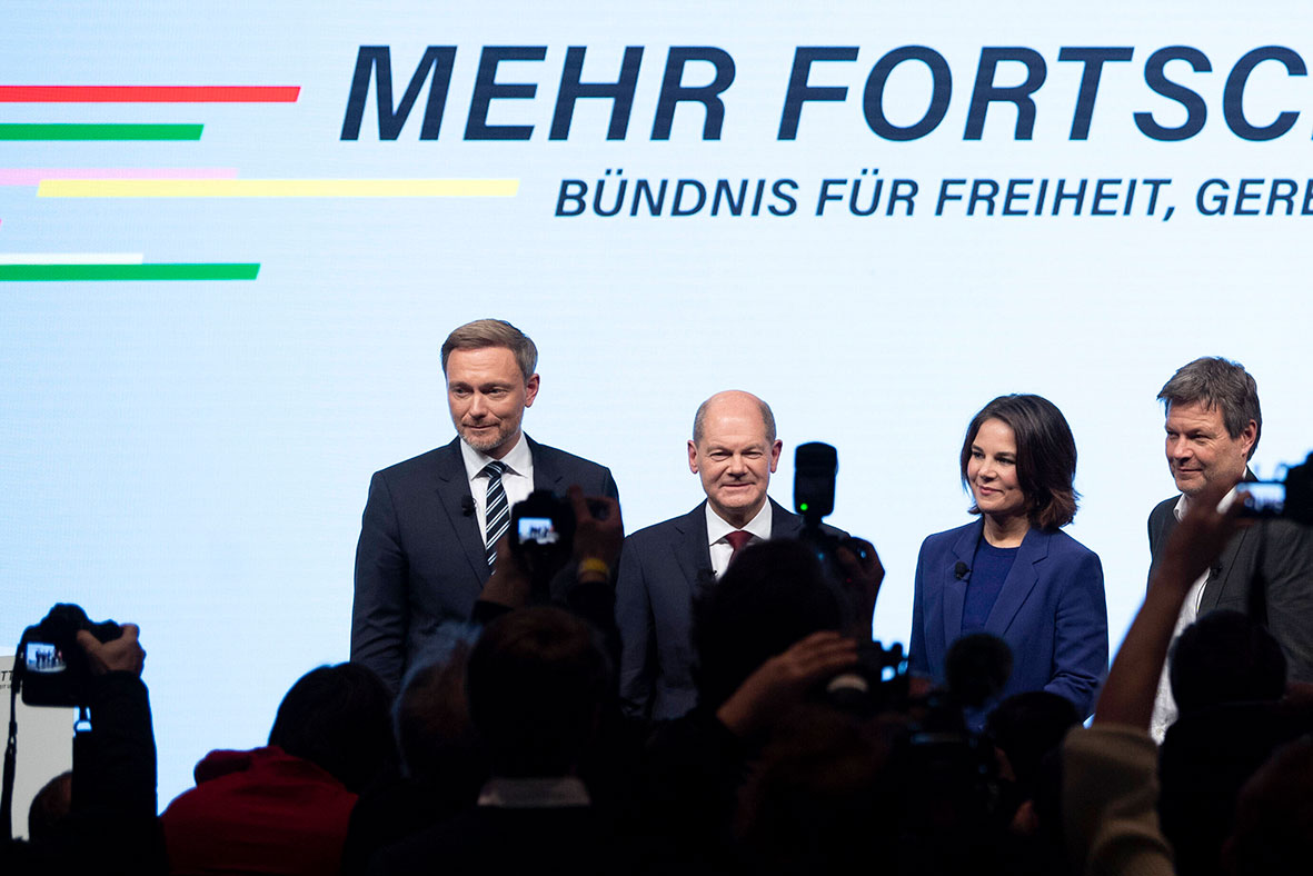 Das Foto zeigt die Spitzenpolitiker der drei Ampelparteien bei der Vorstellung des Koalitionsvertrags. Von links nach rechts: Christian Lindner (FDP), Olaf Scholz (SPD), Annalena Baerbock und Robert Habeck (beide Bündnis 90/Die Grünen).