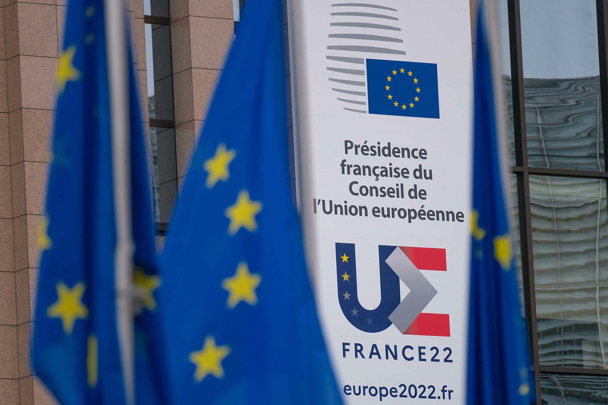 Das Foto zeigt Flaggen der Europäischen Union und ein Schild, das auf die französische EU-Ratspräsidentschaft 2022 hinweist.