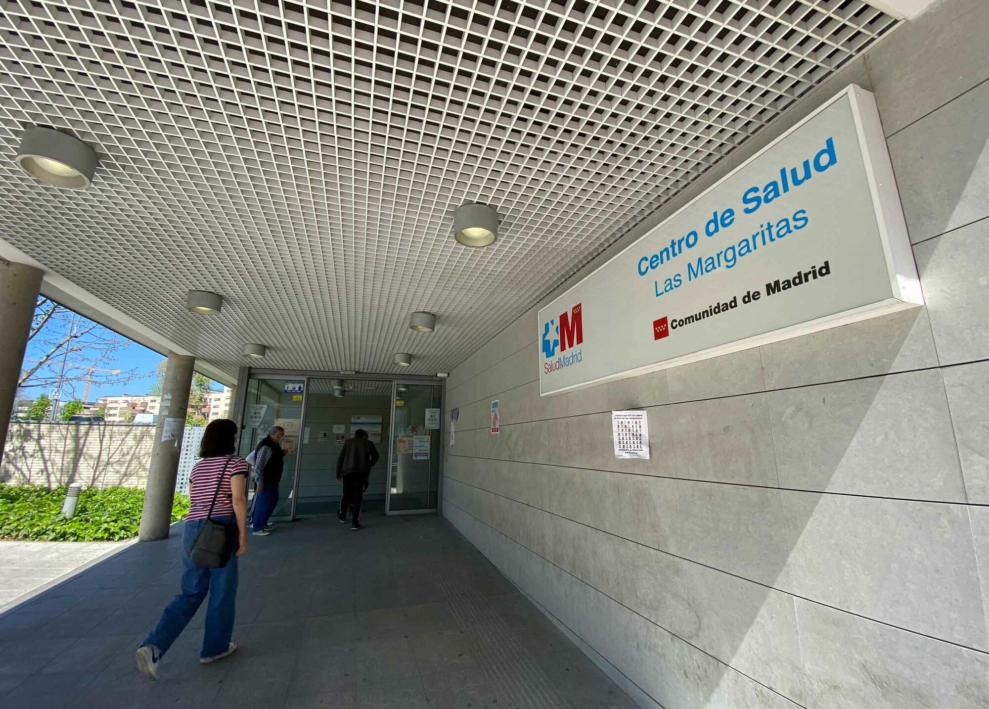 Das Foto zeigt den Eingange eines Gesundheitszentrums – spanisch: Centro de Salud – in Getafe, einer Vorstadt von Madrid.