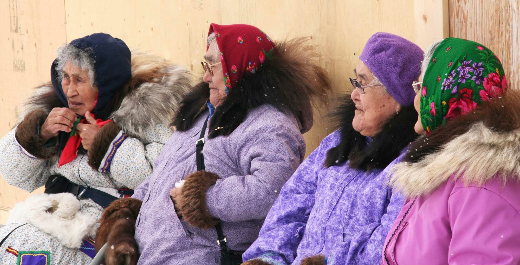 Das Bild zeigt eine Gruppe älterer Inuit-Frauen. Die Inuits machen 80 Prozent der Bewohnerinnen und Bewohner des Territoriums Nunavut aus.