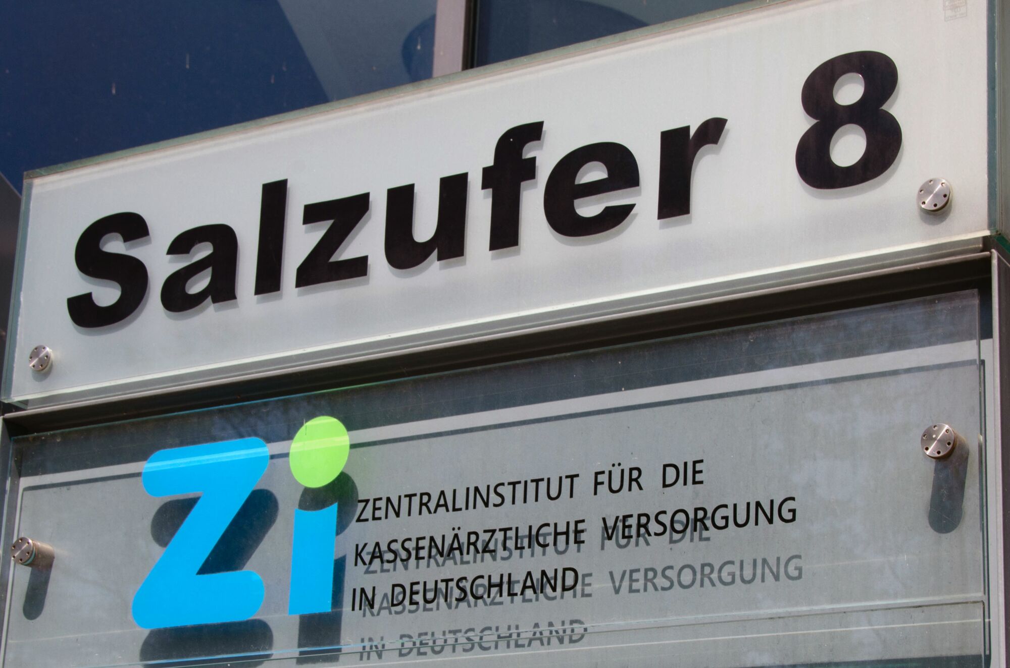 Das Foto zeigt das Eingangsschild vom Zentralinstitut für die Kassenärztliche Versorgung in Deutschland (Zi).