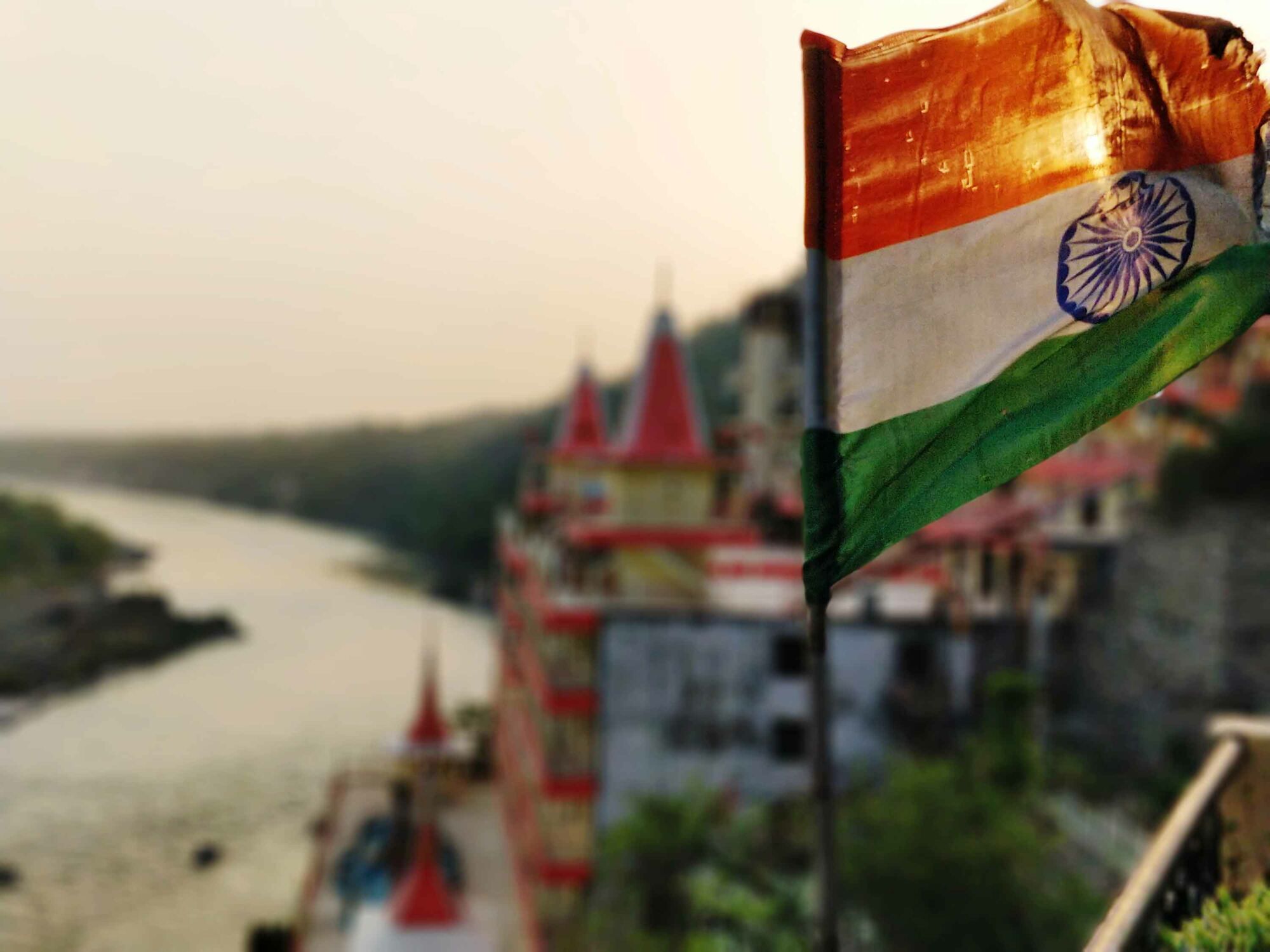 Das Titelbild zeigt die Nationalflagge Indiens von dem Panorama eines Flusses, der durch eine Stadt läuft.