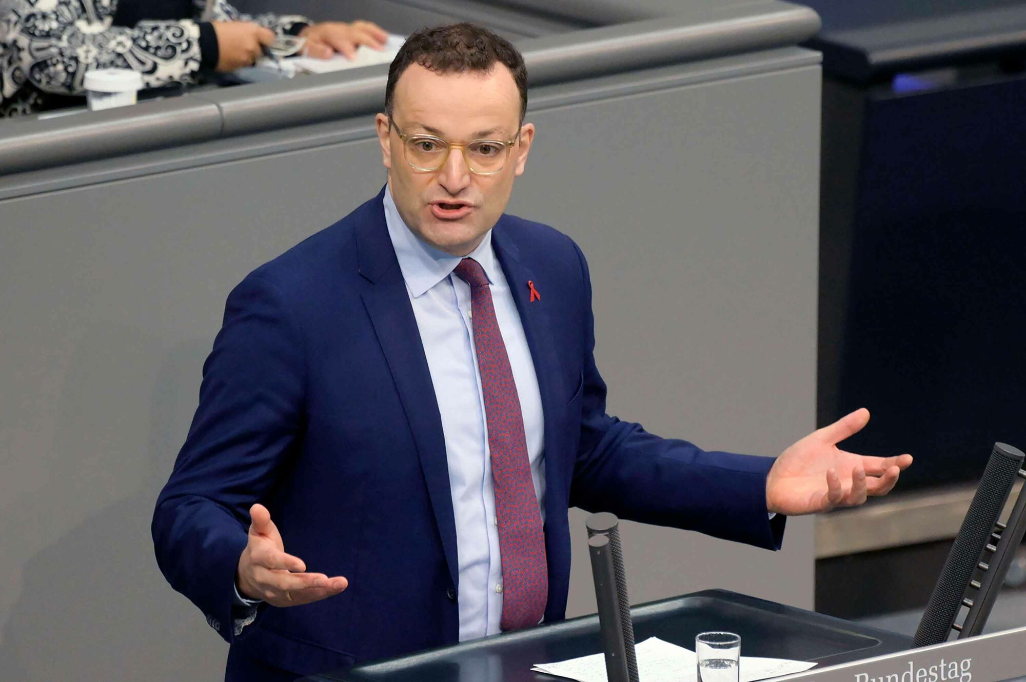 Das Photo zeigt den ehemaligen Gesundheitsminister Jens Spahn am Rednerpult im Deutschen Bundestag.