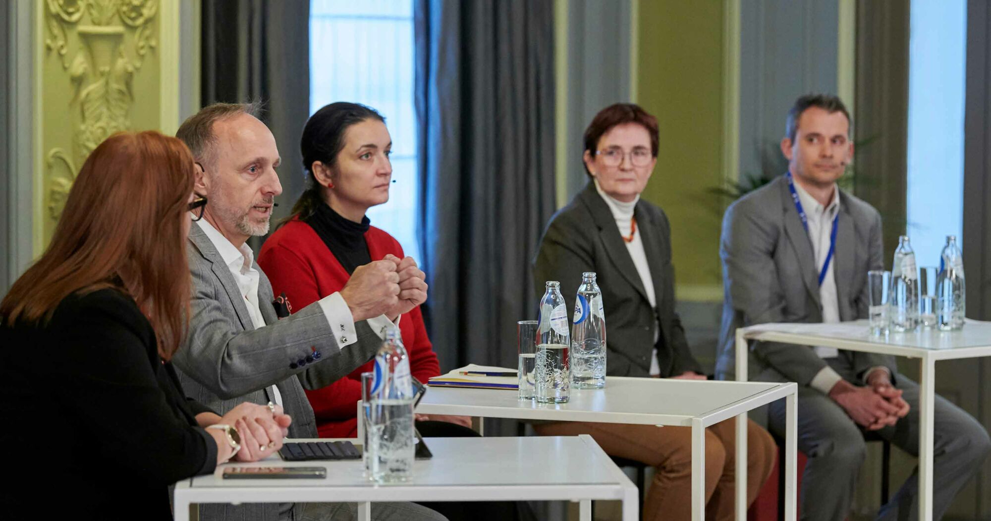 Das Foto zeigt Dr. Stephan Hofmeister, den stellvertretenden Vorstandsvorsitzenden der KBV bei einer gemeinsamen Veranstaltung mit Vertretern der BÄK zum Thema Europäischer Gesundheitsdatenraum (EHDS).