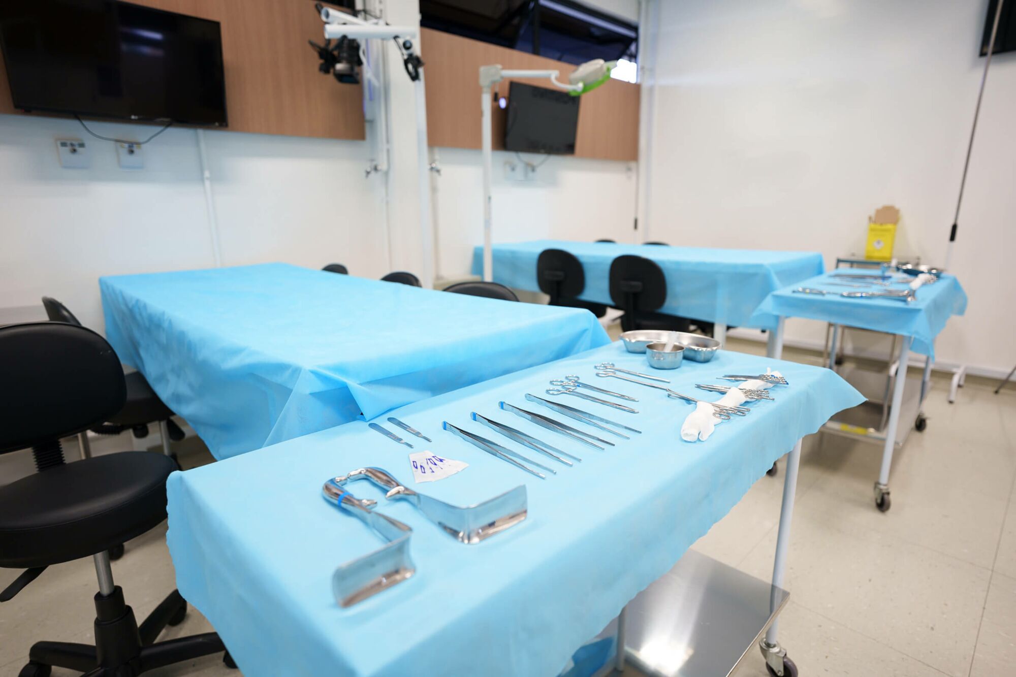 Das Foto zeigt medizinische Präparationstische mit verschiedenen medizinischen Instrumenten.