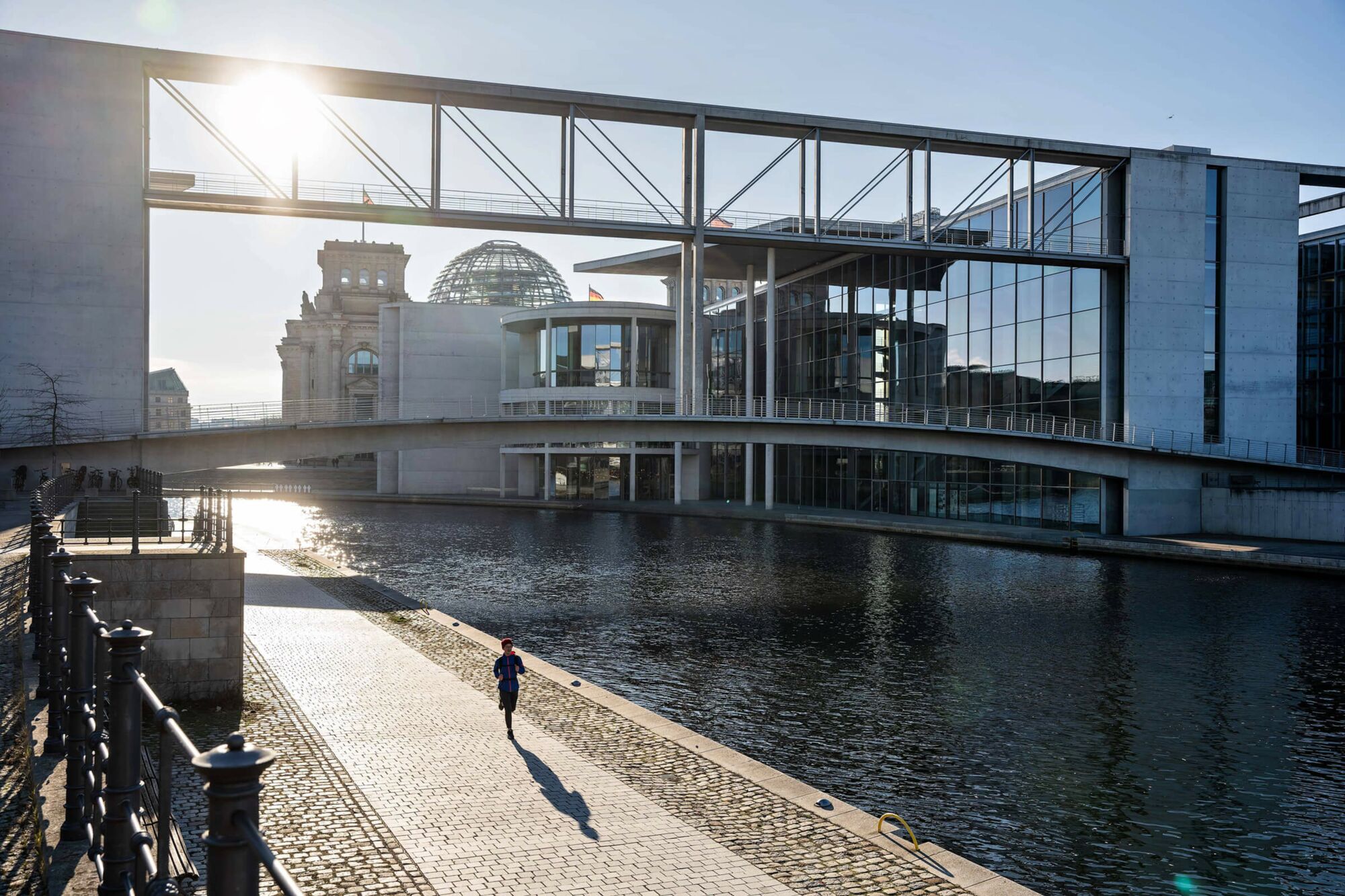 Das Foto zeigt den Reichstag und das Paul-Löbe-Haus im Berliner Regierungsviertel, wo der Petitionsausschuss über die Zukunft der ambulanten Versorgung berät.