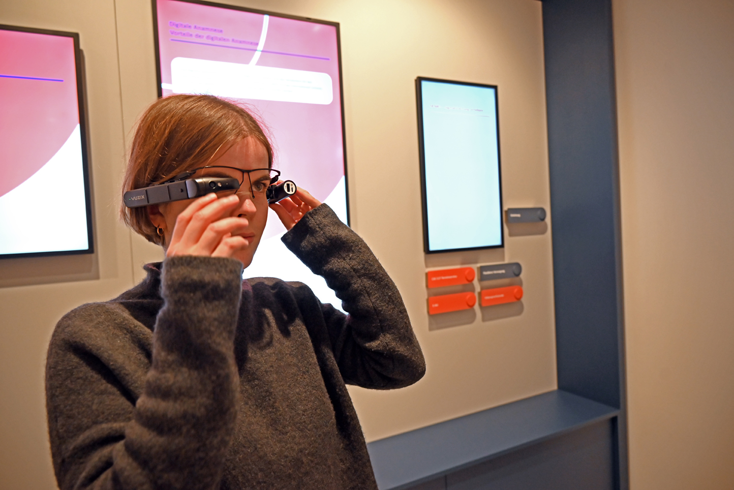 Eine Frau testet Smart Glasses in der Showpraxis der KV Berlin.