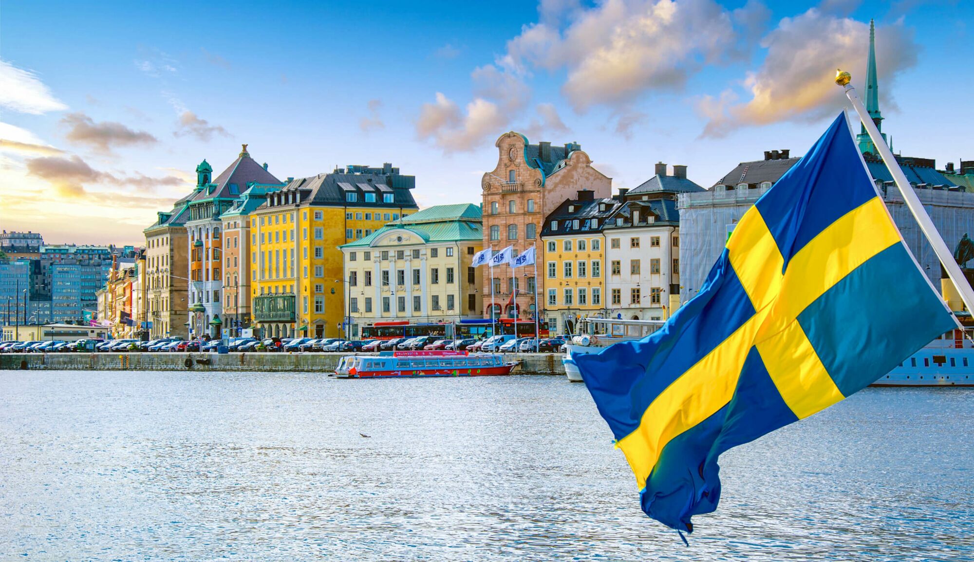 Panoramaansicht von Stockholm mit der schwedischen Flagge im Vordergrund